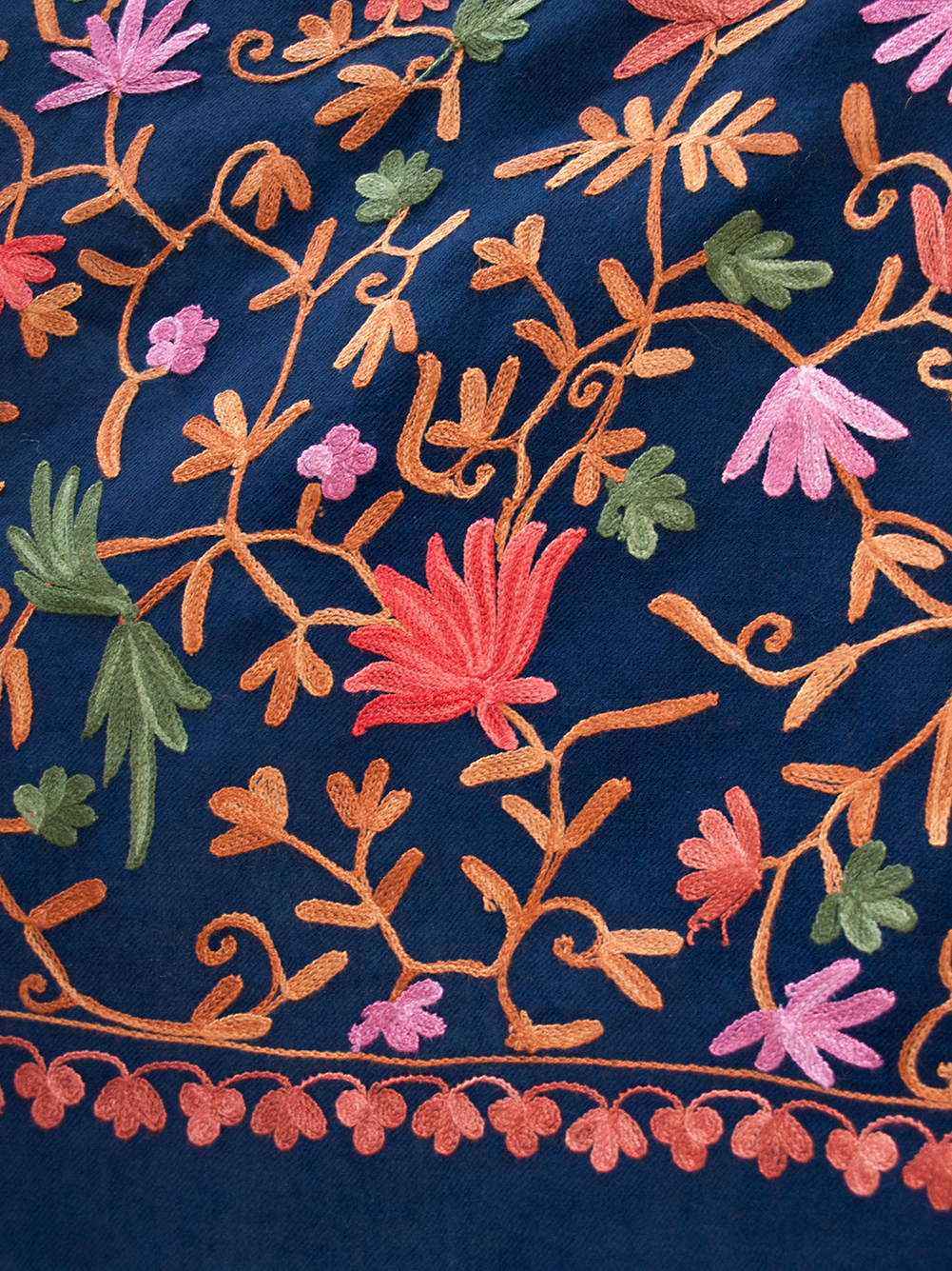 http://heritagetradingonline.com/BK/B14-AM-404-pashmina-crewel-embroidered/2.jpg